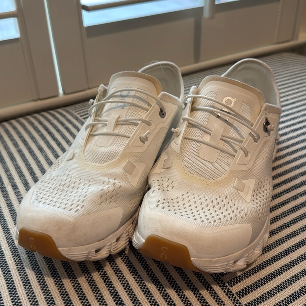 White cream oncloud sneakers